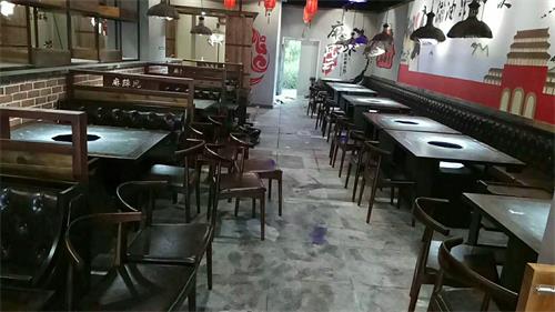 麻辣風(fēng)云重慶老火鍋中山店火鍋桌椅實拍圖2